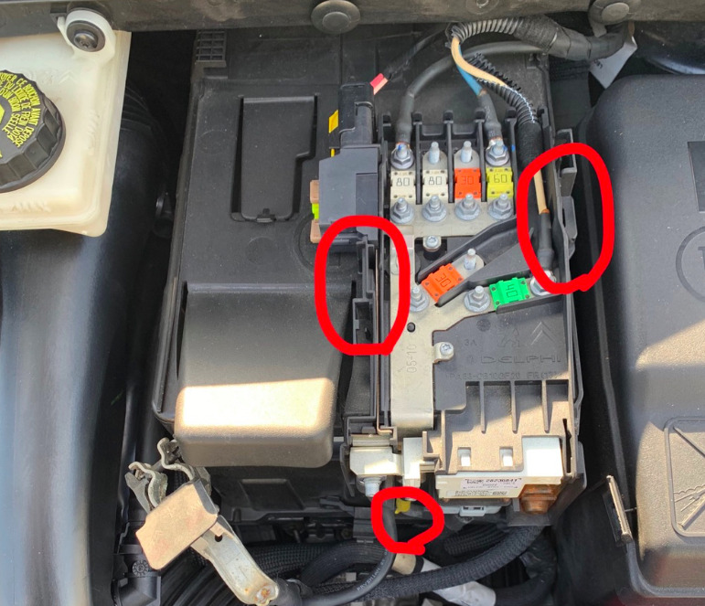 プジョー308cc バッテリーの端子のボックスを外す